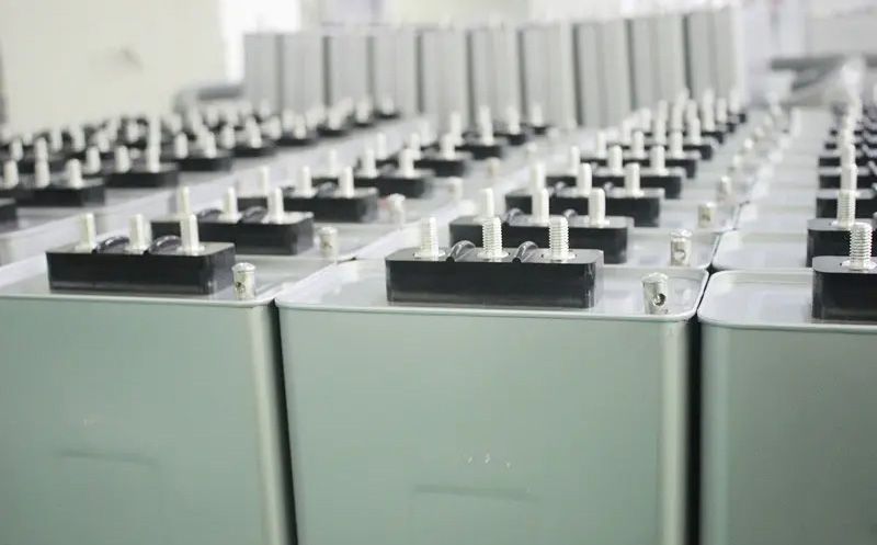 電力電容器組接線應遵循哪些原則？